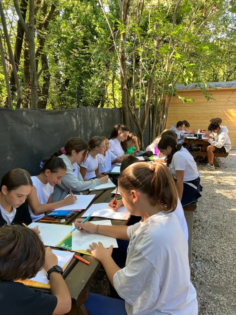 Élèves dessinant en plein air dans le jardin arboré de l’École Val Saint André à Aix-en-Provence