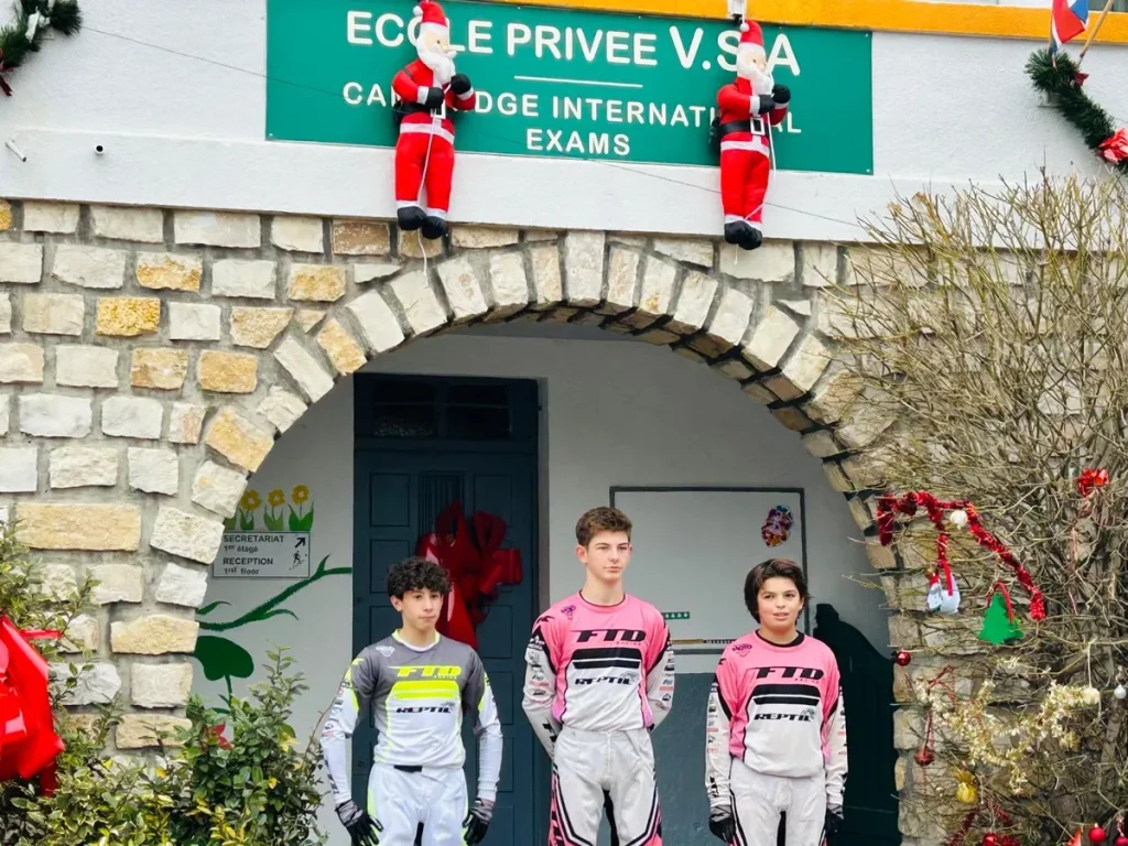 Jeunes sportifs devant l’entrée de l’École Privée Val Saint André, centre Cambridge International Exams à Aix-en-Provence
