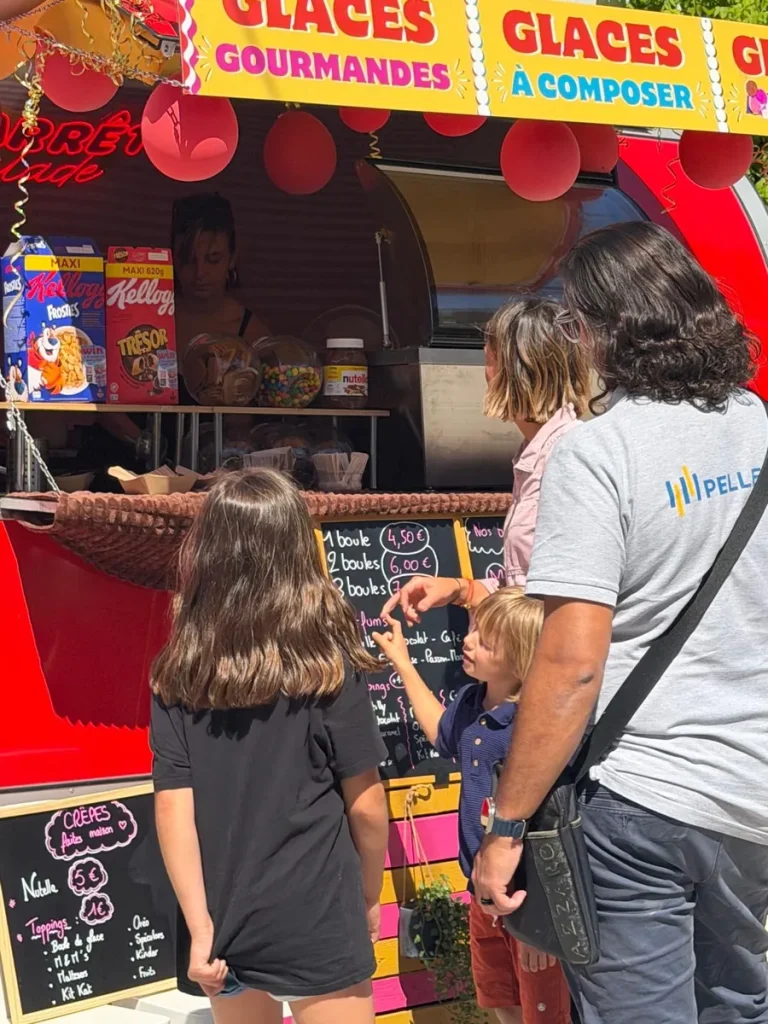 Élèves et parents devant le stand de glaces lors de la fête de l’École Val Saint André
