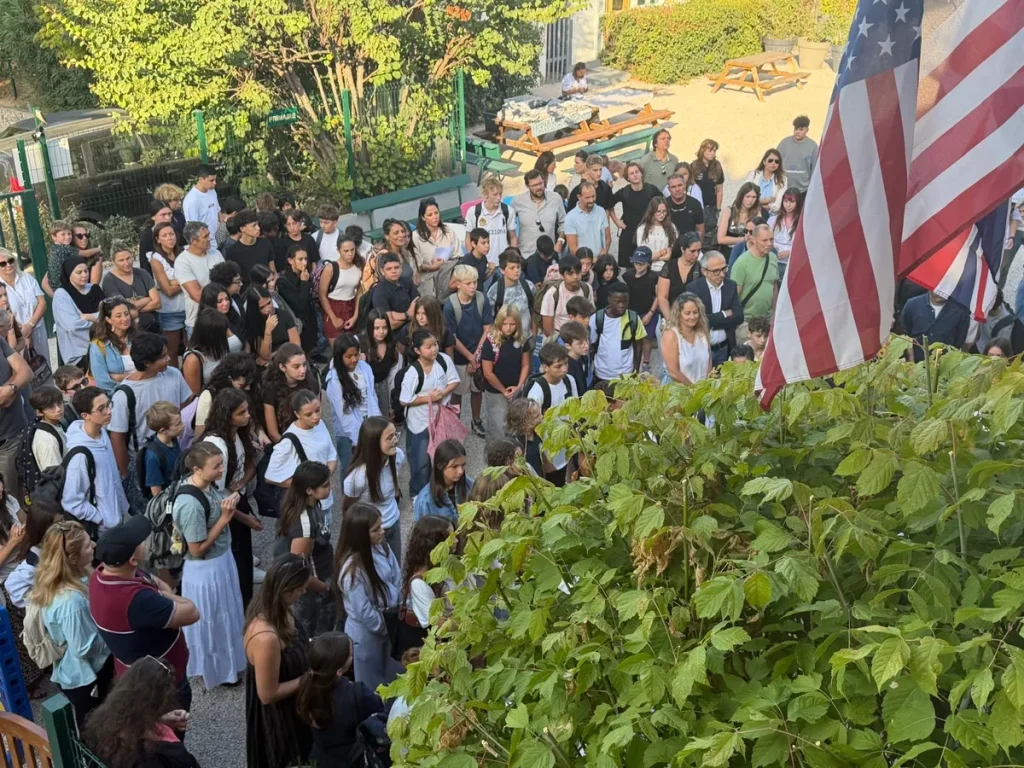 Élèves, familles et équipe pédagogique rassemblés dans la cour de l’école bilingue Val Saint André à Aix-en-Provence