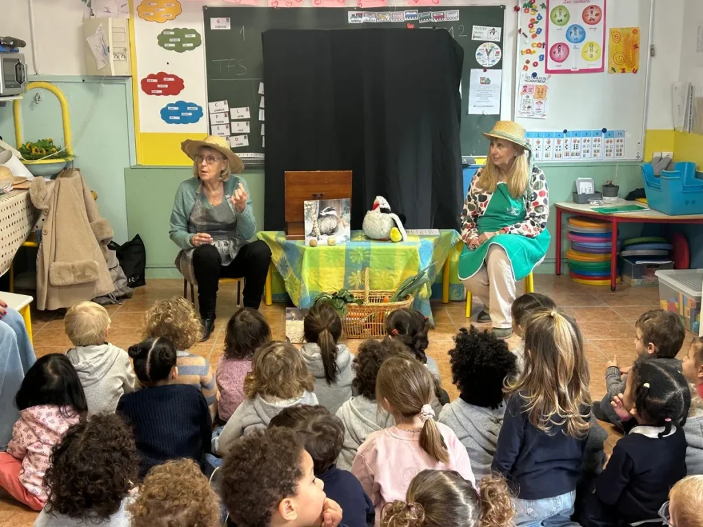Élèves de maternelle assistant à un spectacle de contes en classe à l’École Val Saint André