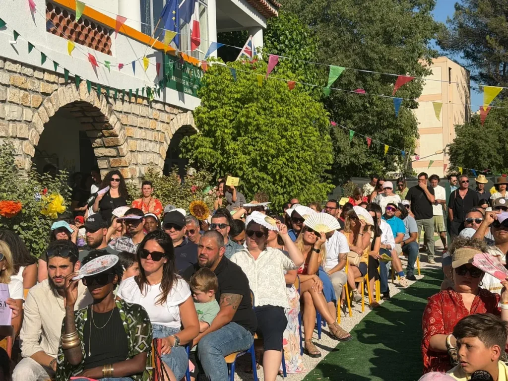 Familles réunies dans le jardin de l’École Val Saint André pour le spectacle de fin d’année