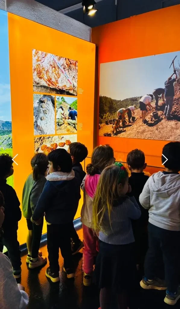 Élèves de maternelle de l’École Val Saint André découvrant une exposition lors d’une visite au musée